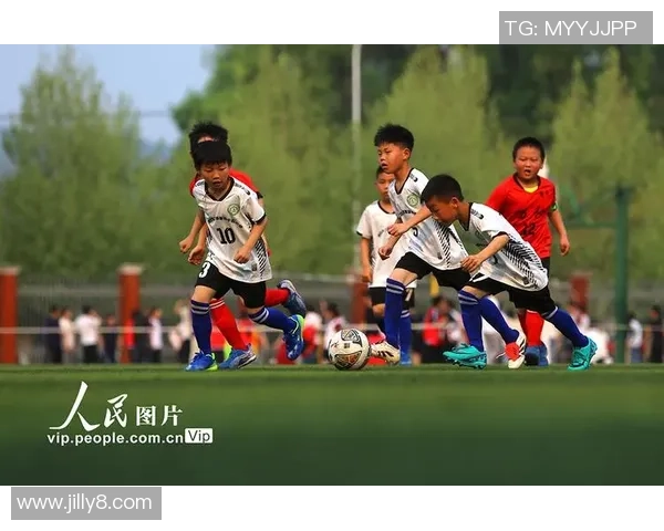 小小足球赛的欢声笑语与友谊的传递在绿茵场上绽放的青春梦想